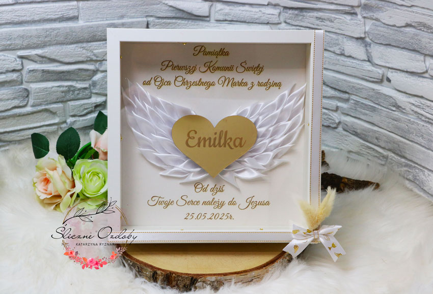 Pamiątka Pierwszej Komunii Świętej – Ramka Personalizowana Serce z Imieniem i Skrzydła Anioła