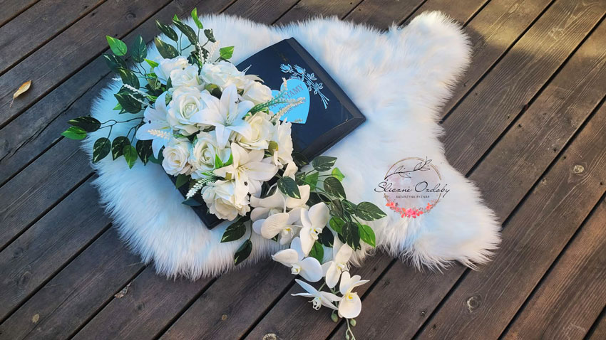 Elegancka Ozdoba Pomnika Księga i Wkład Do Wazonu w Komplet Nagrobny Bieły - obrazek 3